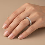 Bague alliance tour complet en or blanc 18k sertie de pierres - bijou porté par une mannequin