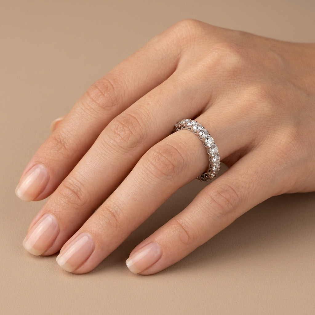 Bague alliance tour complet en or blanc 18k sertie de pierres - bijou porté par une mannequin
