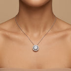Collier en or blanc 18k pendentif rond halo serti - bijou porté par une mannequin