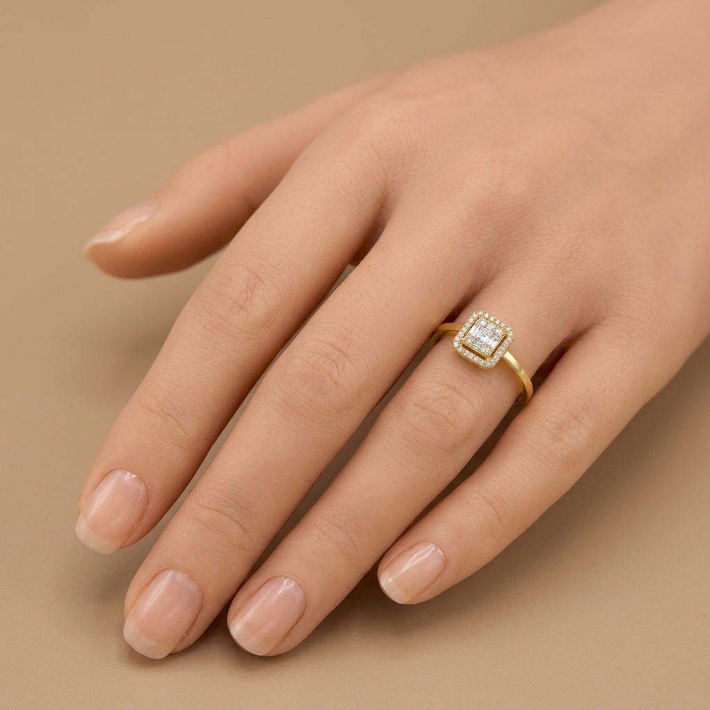 Bague fine en or jaune 18k chaton carré serti - bijou porté par une mannequin