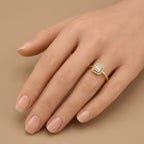 Bague fine en or jaune 18k chaton carré serti - bijou porté par une mannequin