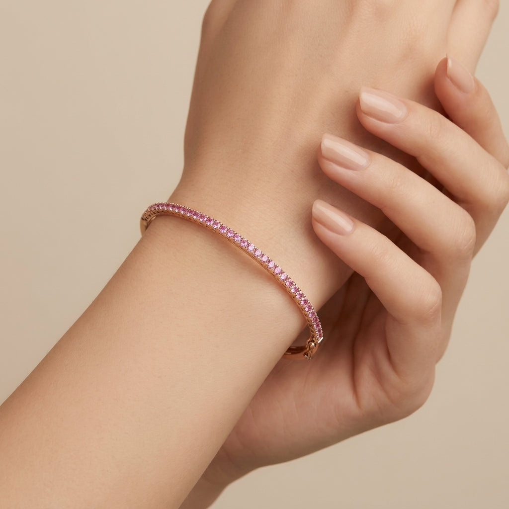 Bracelet jonc fin en or rose 18k rangée de pierres roses serties - bijou porté par une mannequin