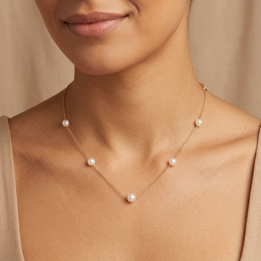 Collier fin en or jaune 18k perles en station - bijou porté par une mannequin