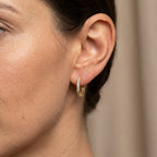 Boucles d'oreilles mini créoles en or jaune 18k serties de pierres - bijou porté par une mannequin
