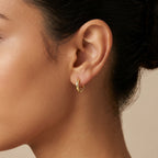 Boucles d'oreilles mini créoles bébé en or jaune 18k - bijou porté par une mannequin