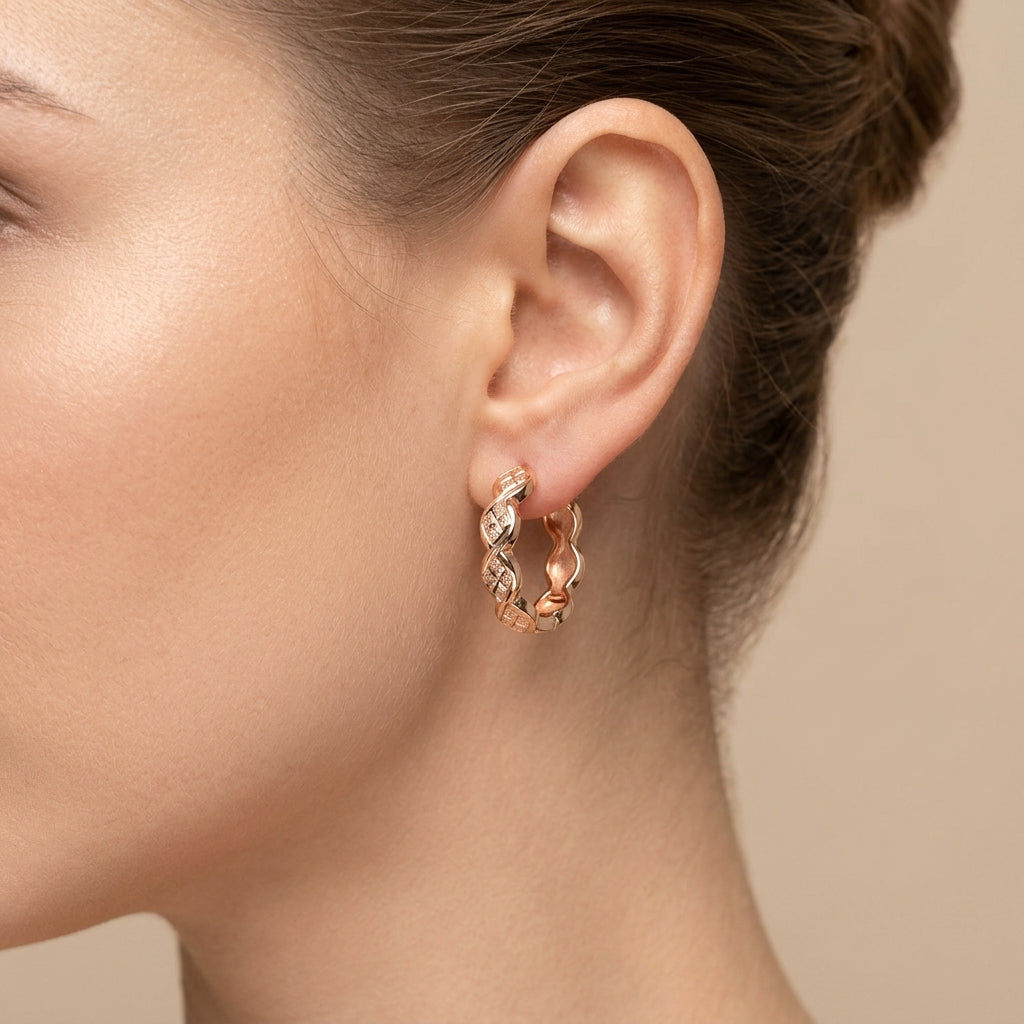 Boucles d'oreilles mini créoles en or rose 18k - bijou porté par une mannequin