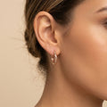 Boucles d'oreilles mini créoles ciselées en or rose 18k - bijou porté par une mannequin