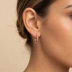 Boucles d'oreilles mini créoles ciselées en or rose 18k - bijou porté par une mannequin