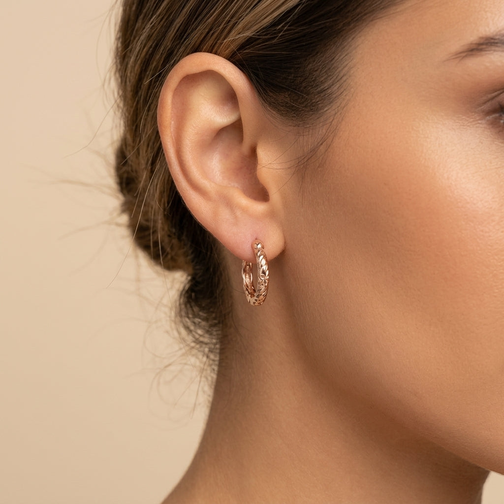 Boucles d'oreilles mini créoles ciselées en or rose 18k - bijou porté par une mannequin