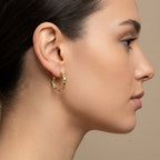 Boucles d'oreilles mini créoles en or jaune 18k - bijou porté par une mannequin