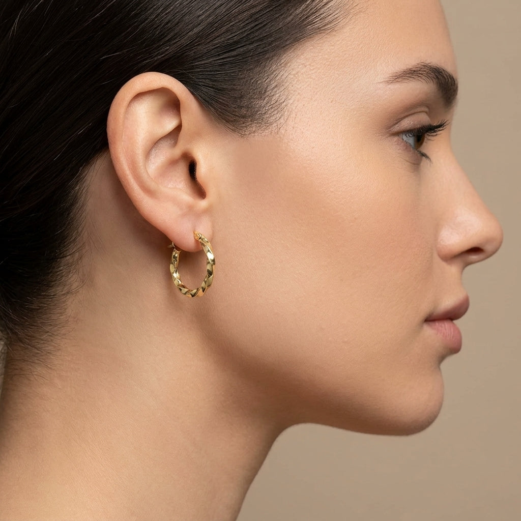Boucles d'oreilles mini créoles en or jaune 18k - bijou porté par une mannequin