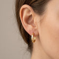 Boucles d'oreilles mini créoles en or jaune 18k - bijou porté par une mannequin