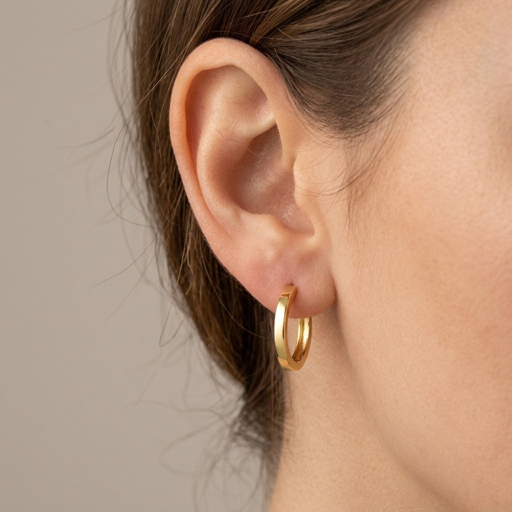 Boucles d'oreilles mini créoles en or jaune 18k - bijou porté par une mannequin