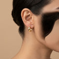 Boucles d'oreilles mini créoles en or jaune 18k - bijou porté par une mannequin