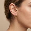 Boucles d'oreilles mini créoles en or jaune 18k - bijou porté par une mannequin