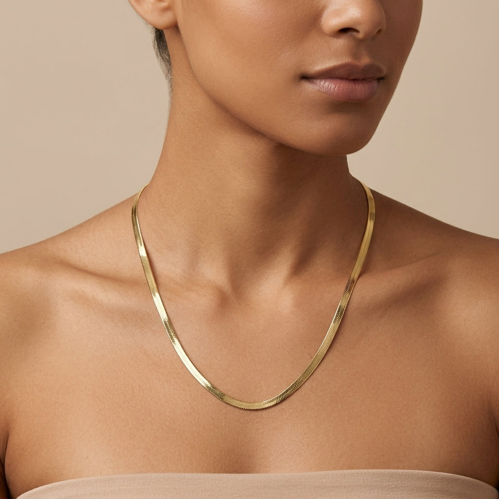 Chaîne maille serpent plate en or jaune 18k - bijou porté par une mannequin