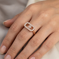 Bague Or Rose - Plaque Ovale Sertie, Pierre Mobile — présenté sur mannequin