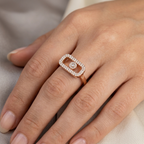 Bague Or Rose - Plaque Ovale Sertie, Pierre Mobile — présenté sur mannequin