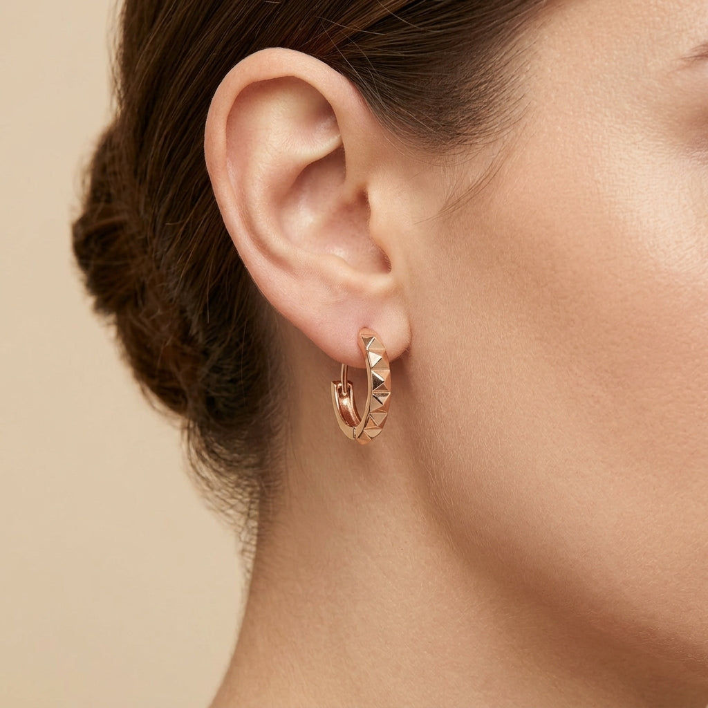 Boucles d'oreilles mini créoles en or rose 18k serties de pierres - bijou porté par une mannequin