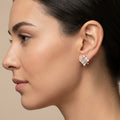 Boucles d'oreilles puces losanges en or rose 18k pavées de pierres - bijou porté par une mannequin
