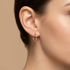 Boucles d'oreilles mini créoles en or rose 18k - bijou porté par une mannequin