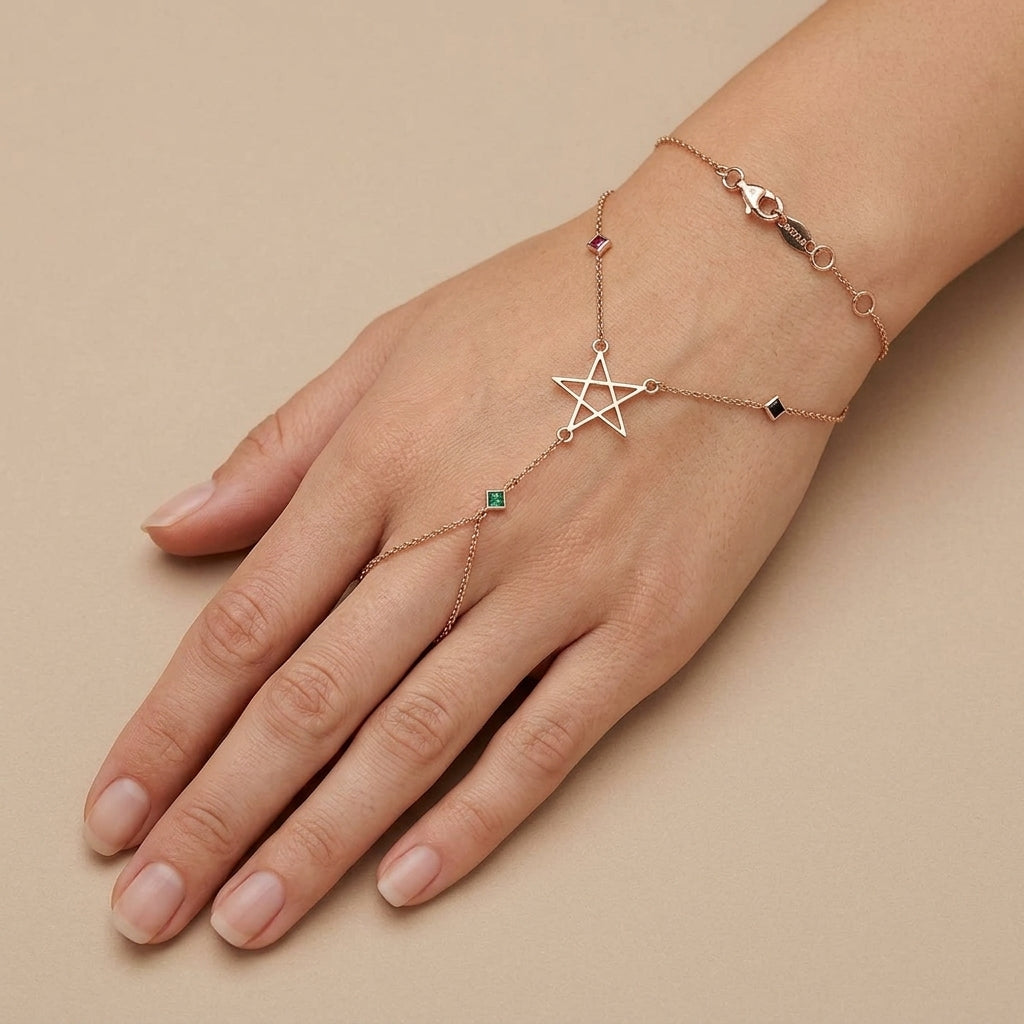 Bracelet-bague en or rose 18k étoile, chaîne d'annulaire, pierres en station - bijou porté par une mannequin