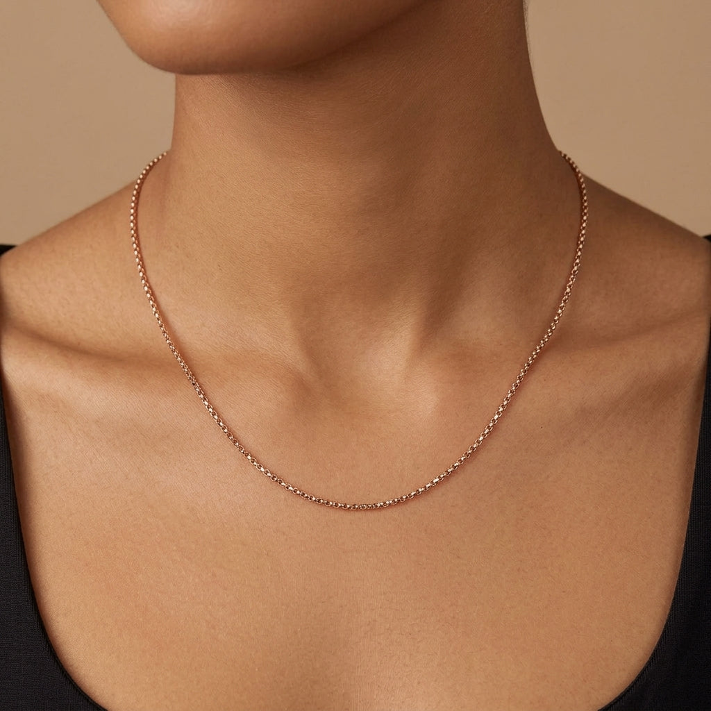 Chaîne fine en or rose 18k - bijou porté par une mannequin