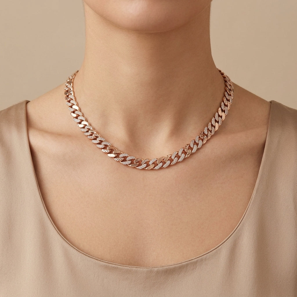 Collier ras du cou maille cubaine en or rose 18k - bijou porté par une mannequin