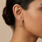 Boucles d'oreilles mini créoles maille cubaine en or rose 18k - bijou porté par une mannequin