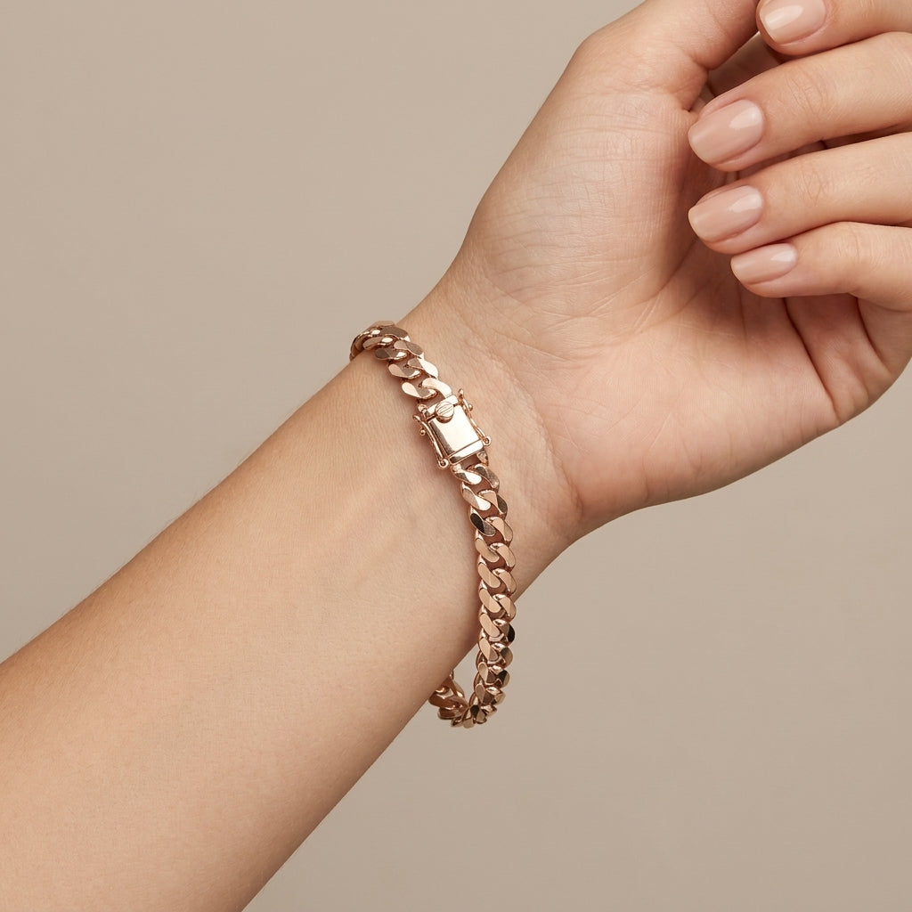 Gourmette maille cubaine en or rose 18k - bijou porté par une mannequin