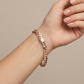 Gourmette maille cubaine en or rose 18k - bijou porté par une mannequin