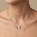 Collier en or rose 18k pendentif papillon serti de pierres - bijou porté par une mannequin
