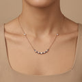 Collier en or rose 18k barrette de pierres bleues et blanches serties - bijou porté par une mannequin
