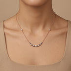 Collier en or rose 18k barrette de pierres bleues et blanches serties - bijou porté par une mannequin