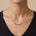 Collier en or rose 18k barrette de pierres rouges et blanches serties - bijou porté par une mannequin