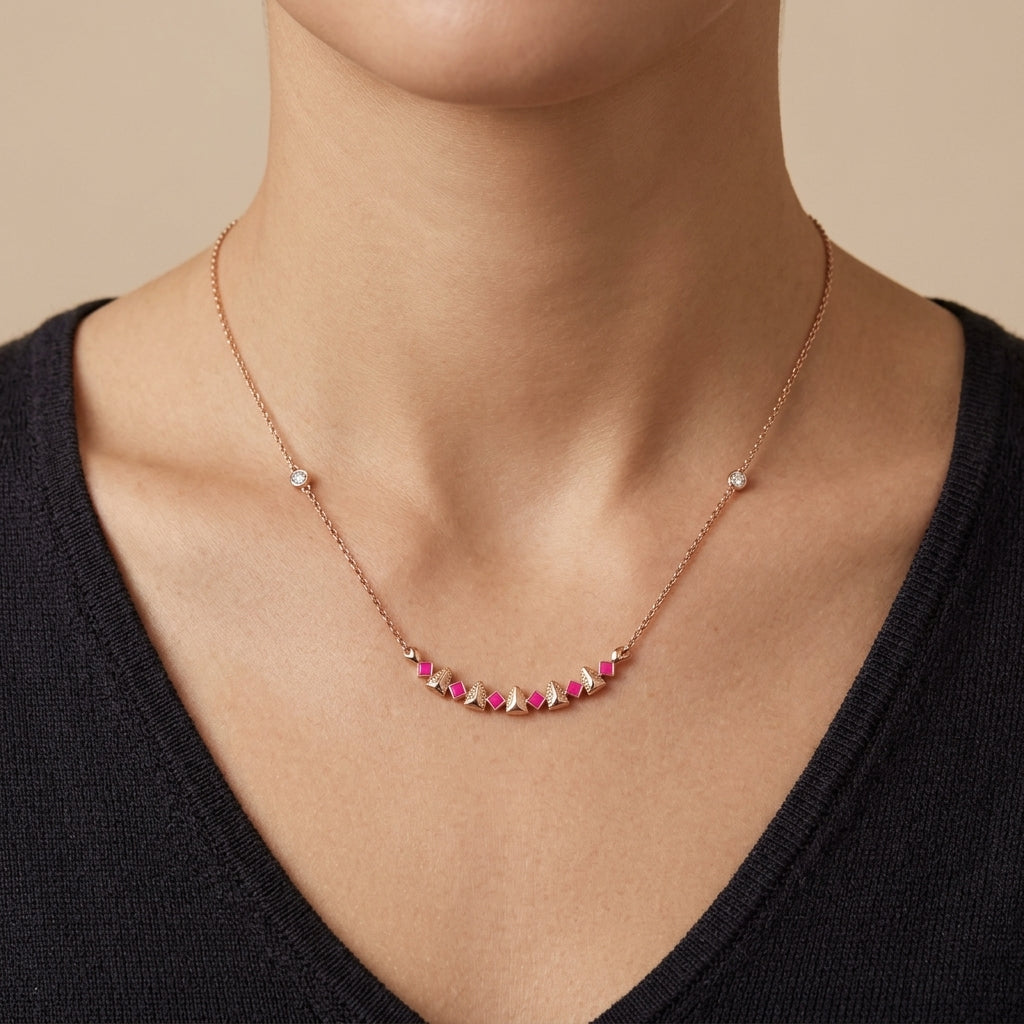 Collier en or rose 18k barrette de pierres rouges et blanches serties - bijou porté par une mannequin
