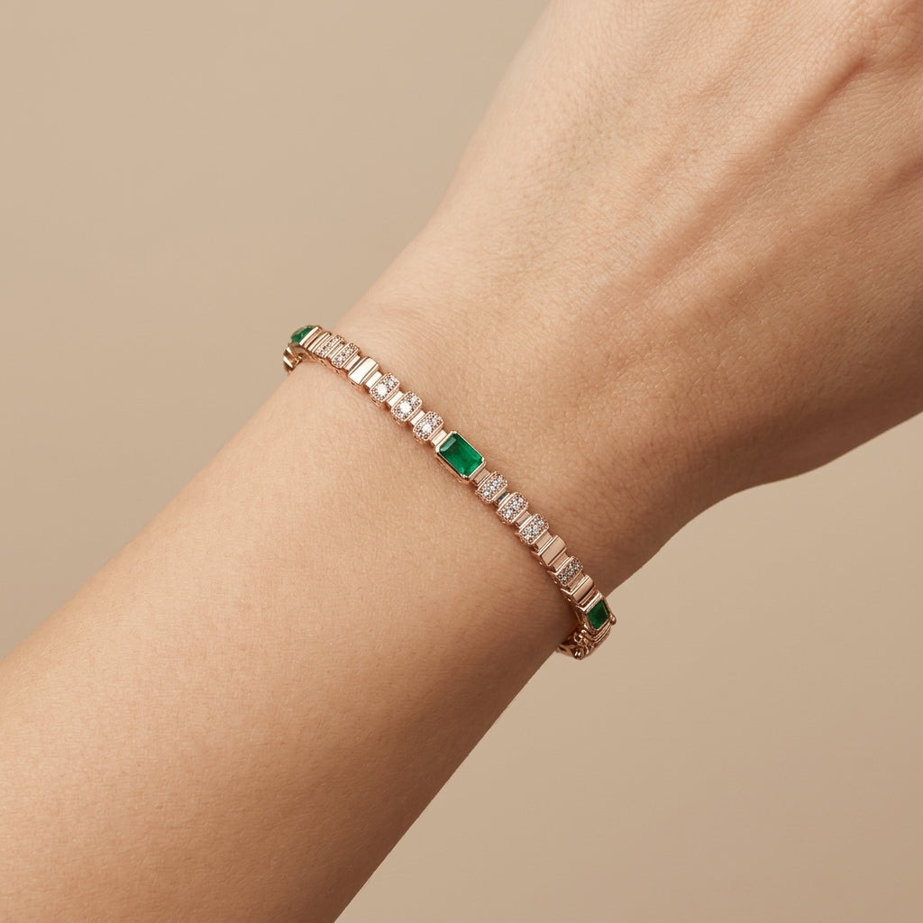 Bracelet jonc en or rose 18k serti de pierres, pierres vertes rectangulaires - bijou porté par une mannequin