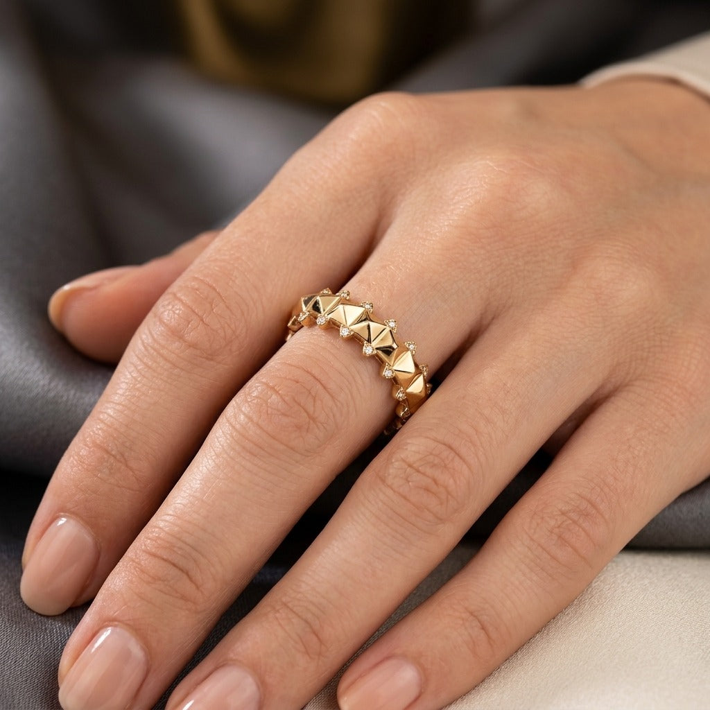 Bague anneau clouté en or rose 18k, motif clash - bijou porté par une mannequin