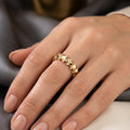 Bague anneau clouté en or rose 18k, motif clash - bijou porté par une mannequin