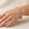 Bracelet Jonc Clouté Or Rose — présenté sur mannequin