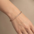 Demlij jonc fin ciselé en or rose 18k - bijou porté par une mannequin