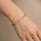 Demlij jonc fin ciselé en or rose 18k - bijou porté par une mannequin