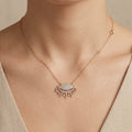 Collier en or rose 18k pendentif œil pavé à franges serties - bijou porté par une mannequin
