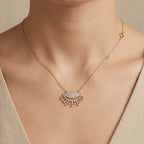 Collier en or rose 18k pendentif œil pavé à franges serties - bijou porté par une mannequin