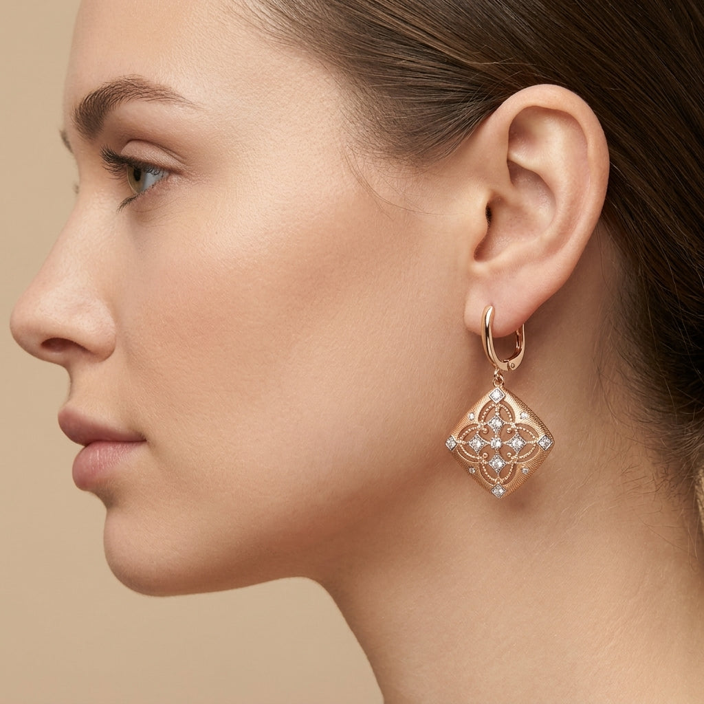 Boucles d'oreilles pendantes losanges en or rose 18k sertis de pierres - bijou porté par une mannequin