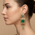 Boucles d'oreilles pendantes beldi en or jaune 18k pierres vertes carrées, gouttes vertes - bijou porté par une mannequin