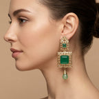 Boucles d'oreilles pendantes beldi en or jaune 18k pierres vertes carrées, gouttes vertes - bijou porté par une mannequin
