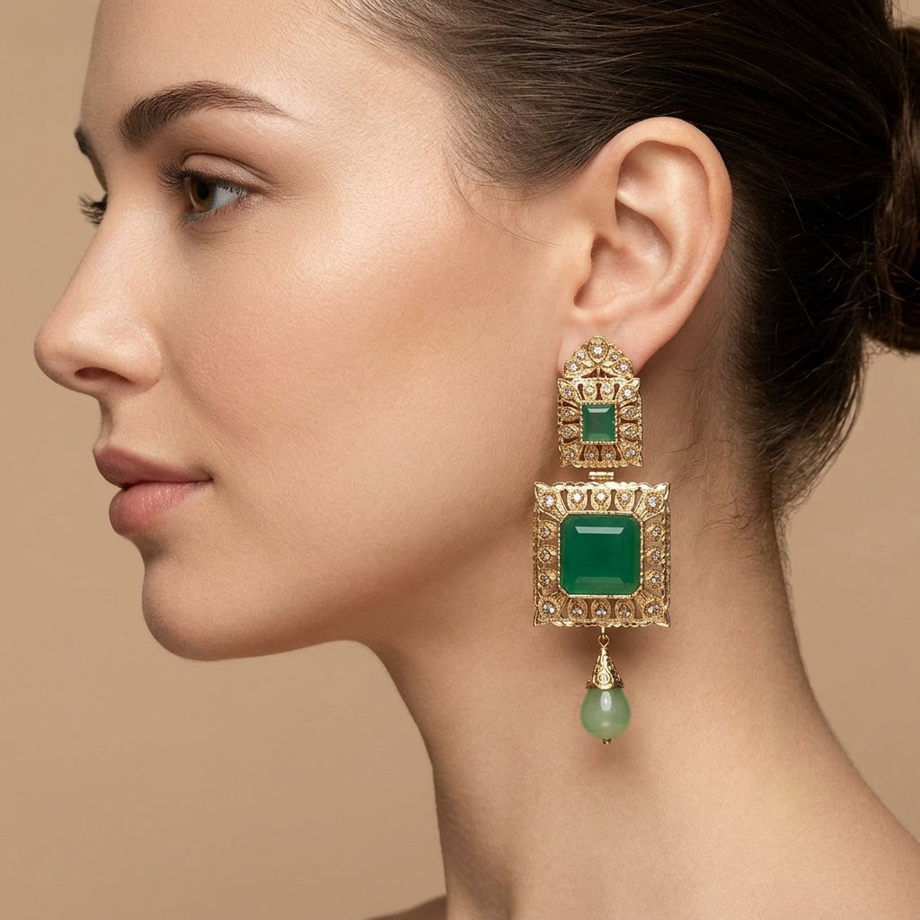 Boucles d'oreilles pendantes beldi en or jaune 18k pierres vertes carrées, gouttes vertes - bijou porté par une mannequin