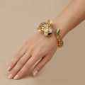 Bracelet jonc panthère en or jaune 18k émaillé tacheté serti de pierres - bijou porté par une mannequin