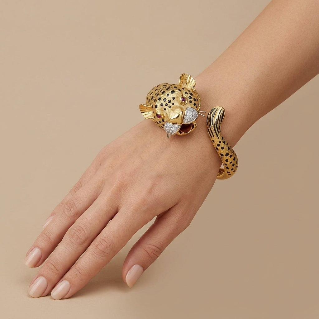 Bracelet jonc panthère en or jaune 18k émaillé tacheté serti de pierres - bijou porté par une mannequin